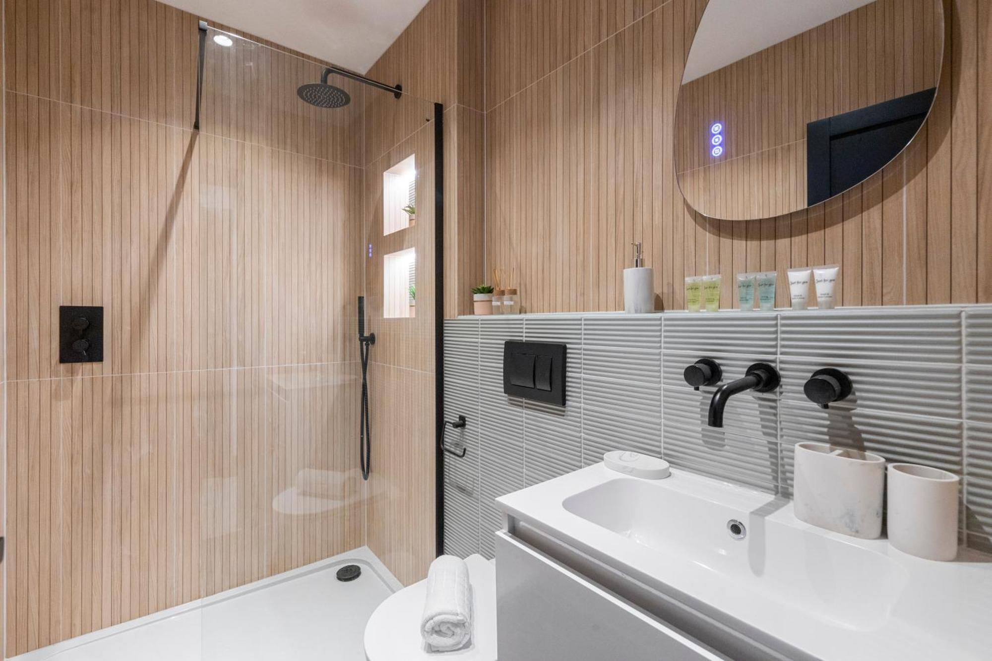 דירות לונדון Unwind In Style 2Br With Cozy Backyard For Groups מראה חיצוני תמונה