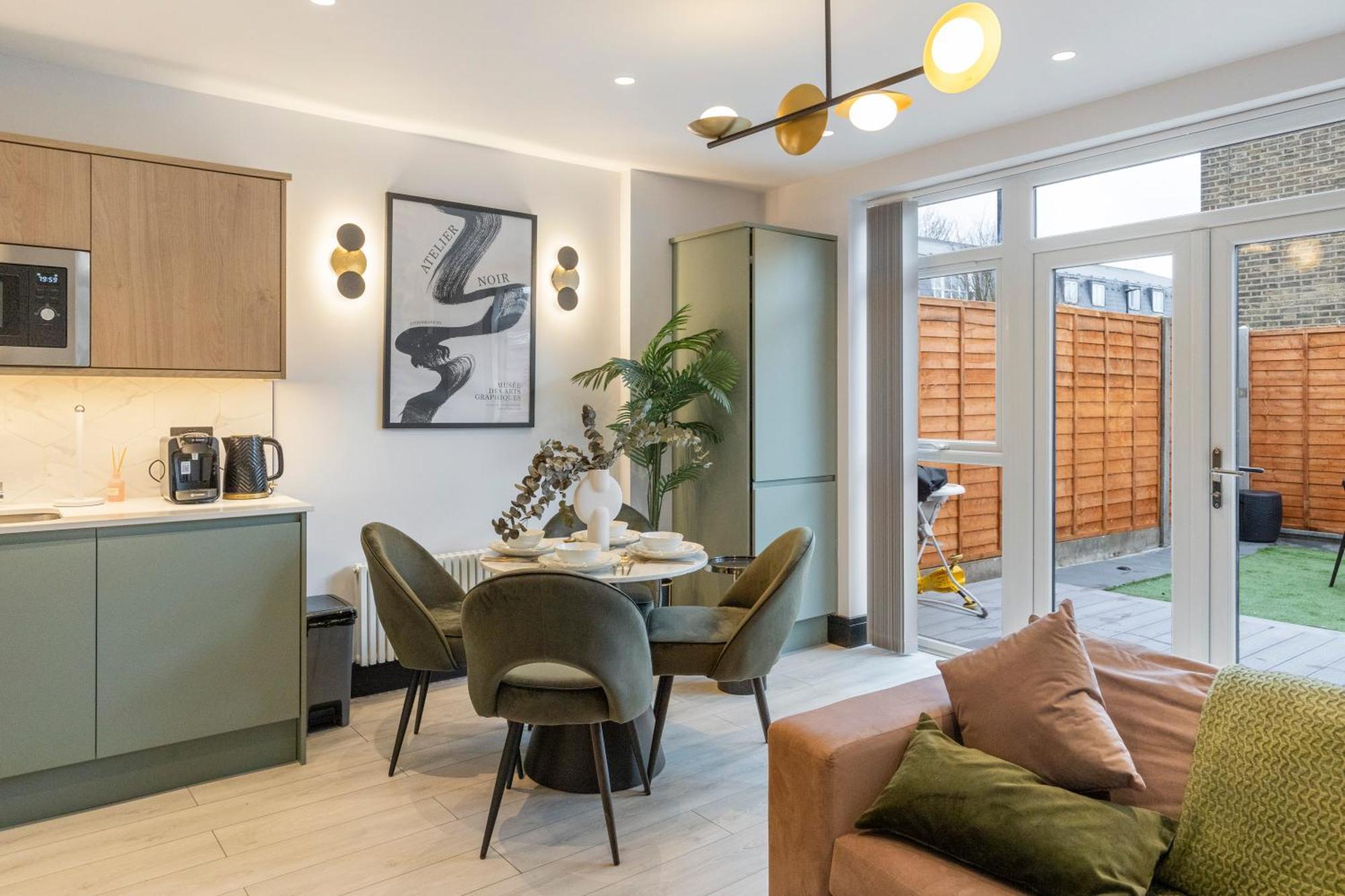 דירות לונדון Unwind In Style 2Br With Cozy Backyard For Groups מראה חיצוני תמונה