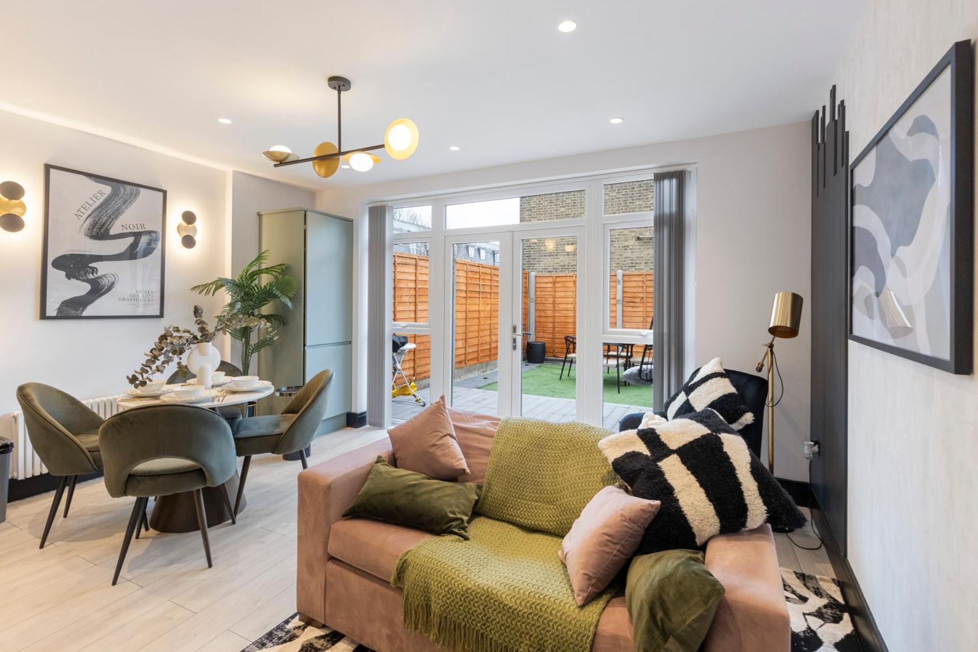 דירות לונדון Unwind In Style 2Br With Cozy Backyard For Groups מראה חיצוני תמונה