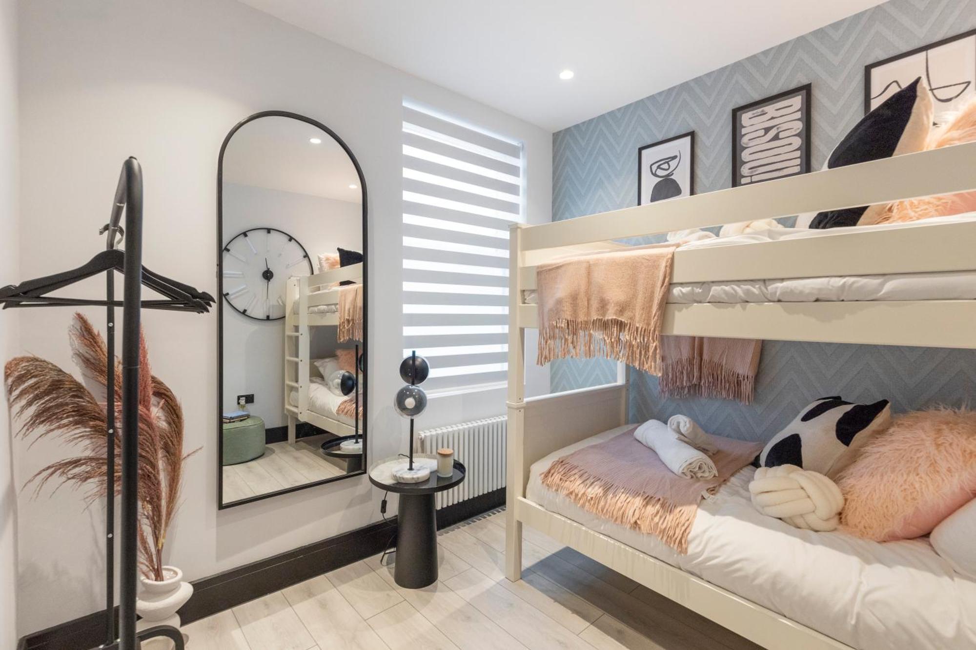 דירות לונדון Unwind In Style 2Br With Cozy Backyard For Groups מראה חיצוני תמונה