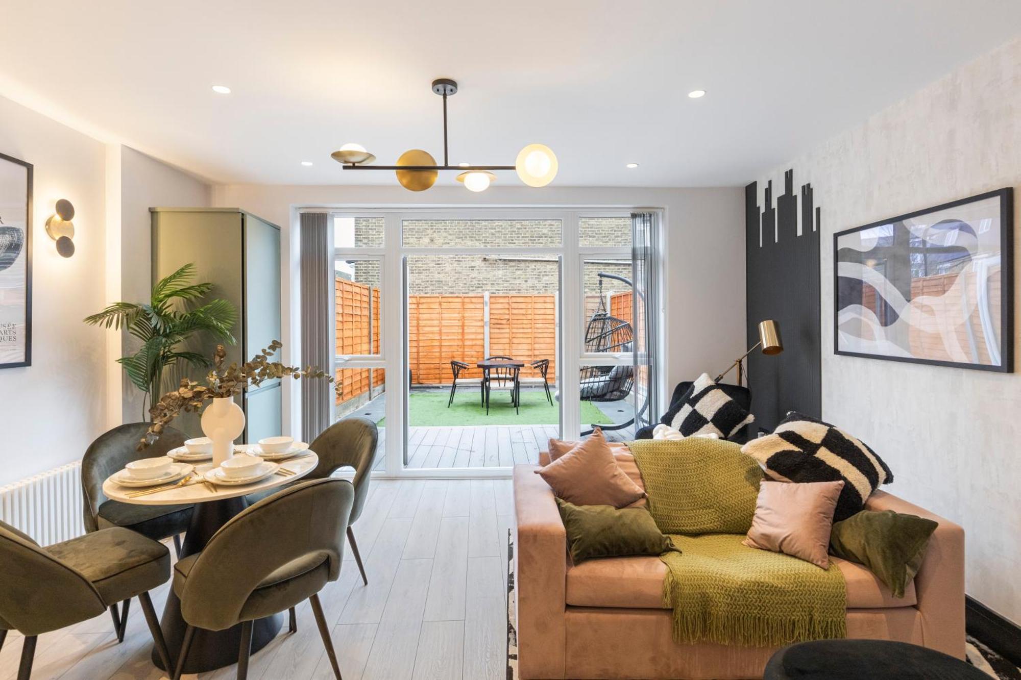 דירות לונדון Unwind In Style 2Br With Cozy Backyard For Groups מראה חיצוני תמונה