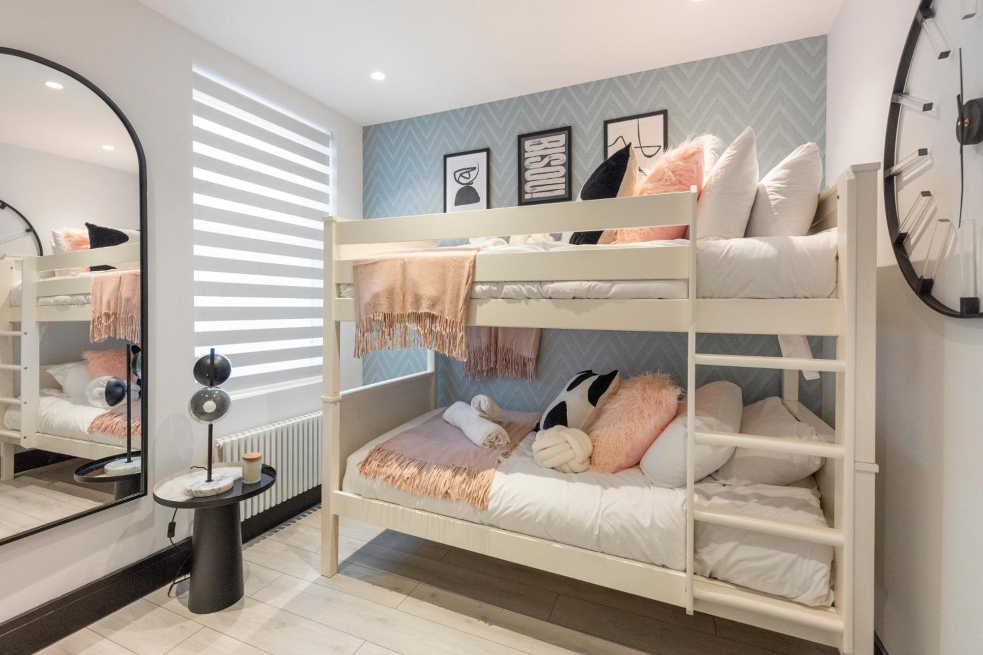 דירות לונדון Unwind In Style 2Br With Cozy Backyard For Groups מראה חיצוני תמונה