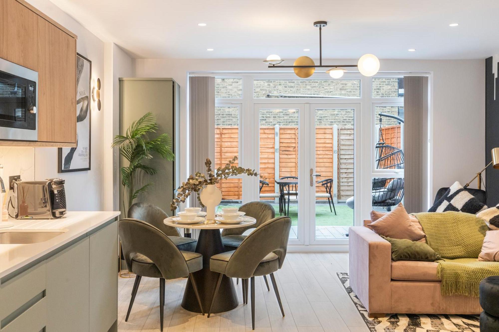 דירות לונדון Unwind In Style 2Br With Cozy Backyard For Groups מראה חיצוני תמונה