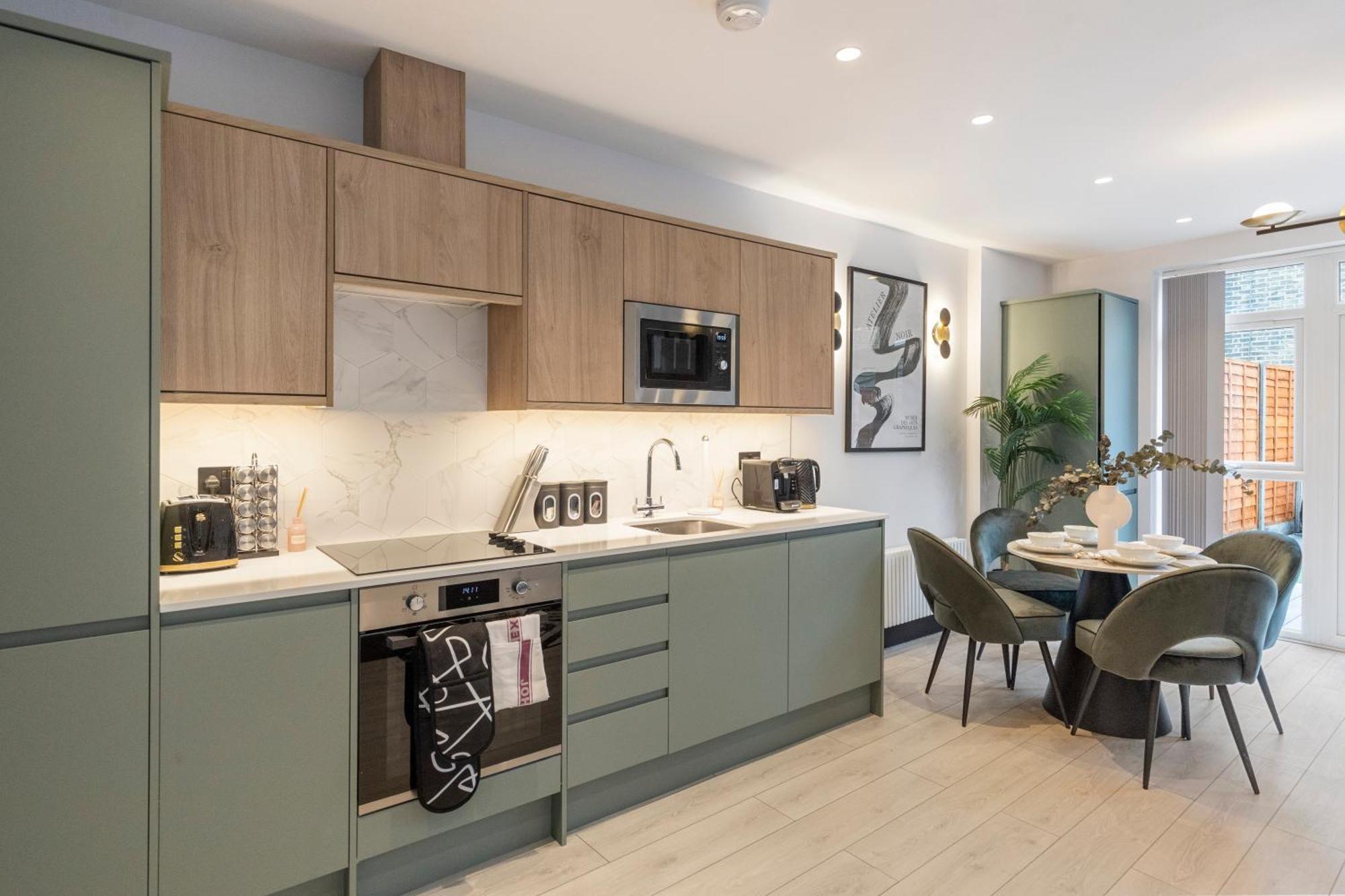 דירות לונדון Unwind In Style 2Br With Cozy Backyard For Groups מראה חיצוני תמונה